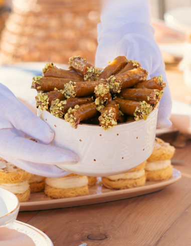 découvrez la recette authentique du cigare aux amandes marocain, une pâtisserie croustillante et fondante à base de feuilles de brick garnies d’amandes sucrées et parfumées à la fleur d’oranger. idéal pour accompagner un thé à la menthe ou pour vos occasions spéciales.