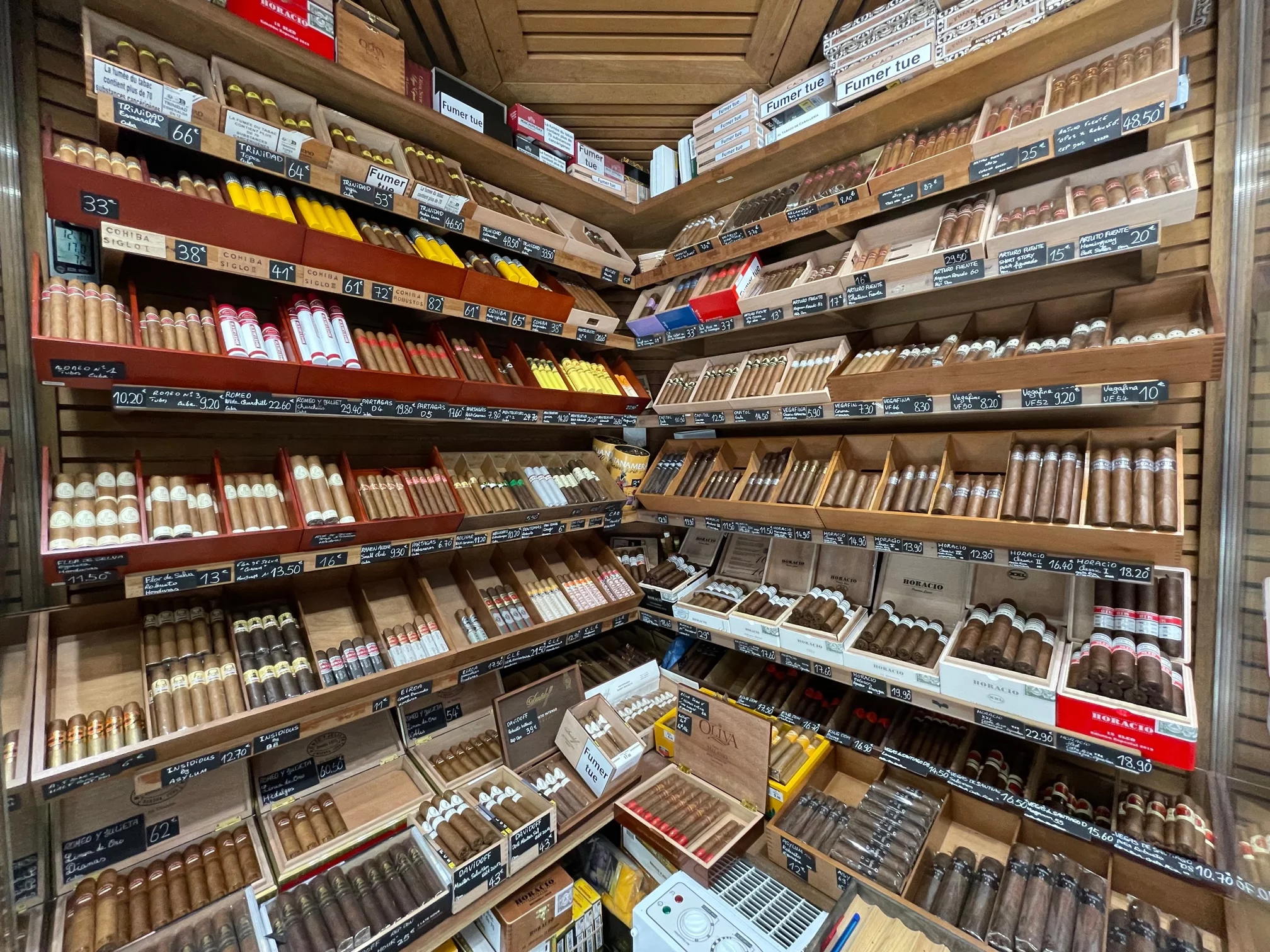 découvrez notre sélection exclusive de cigares à courbevoie, pour les amateurs comme les connaisseurs. qualité et conseils personnalisés vous attendent.