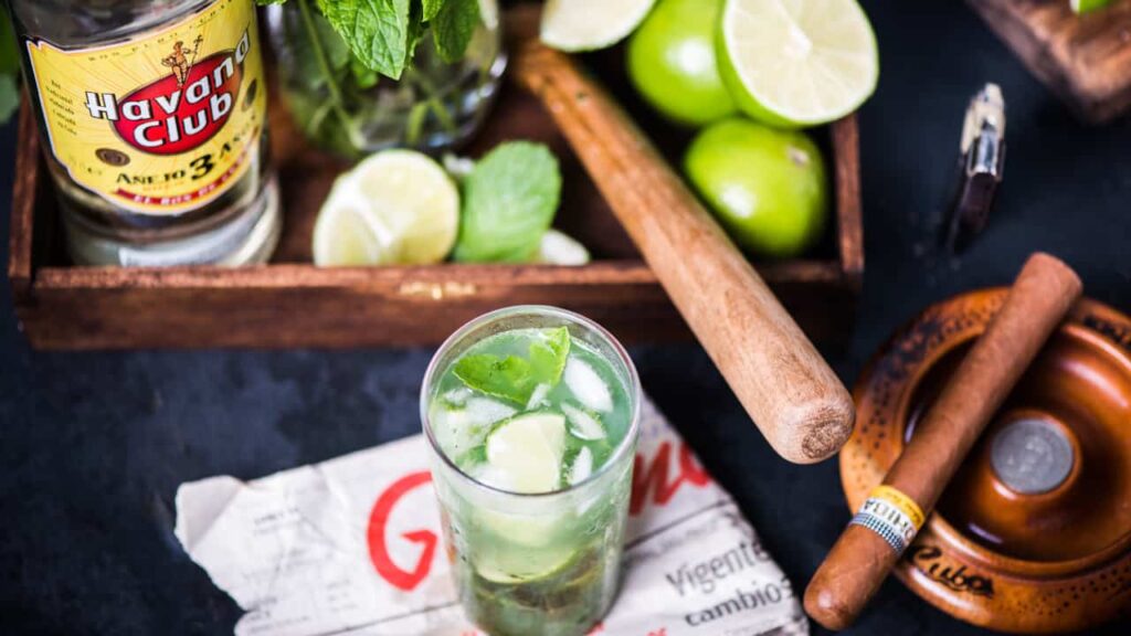 découvrez l'association parfaite entre mojito et cigare pour une expérience sensorielle unique alliant fraîcheur et richesse aromatique.