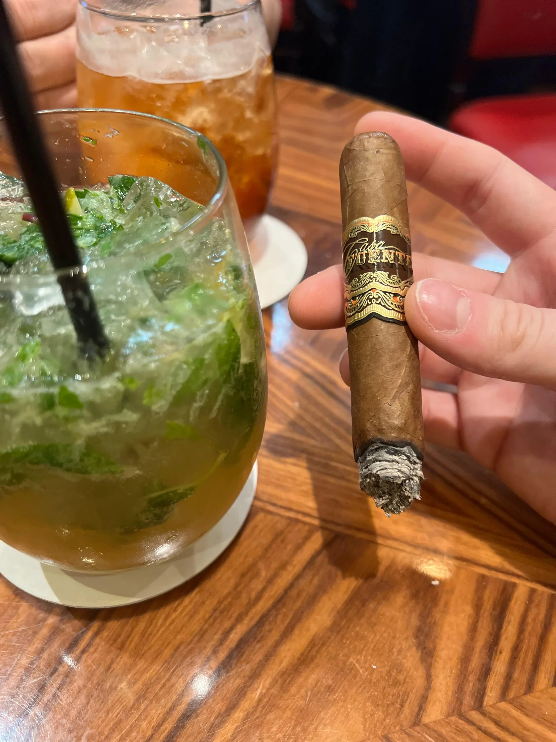 découvrez l'accord parfait entre le mojito et le cigare pour une expérience sensorielle unique alliant fraîcheur et arômes intenses.